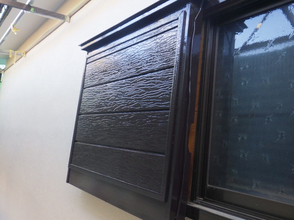 戸袋の中塗り終了です