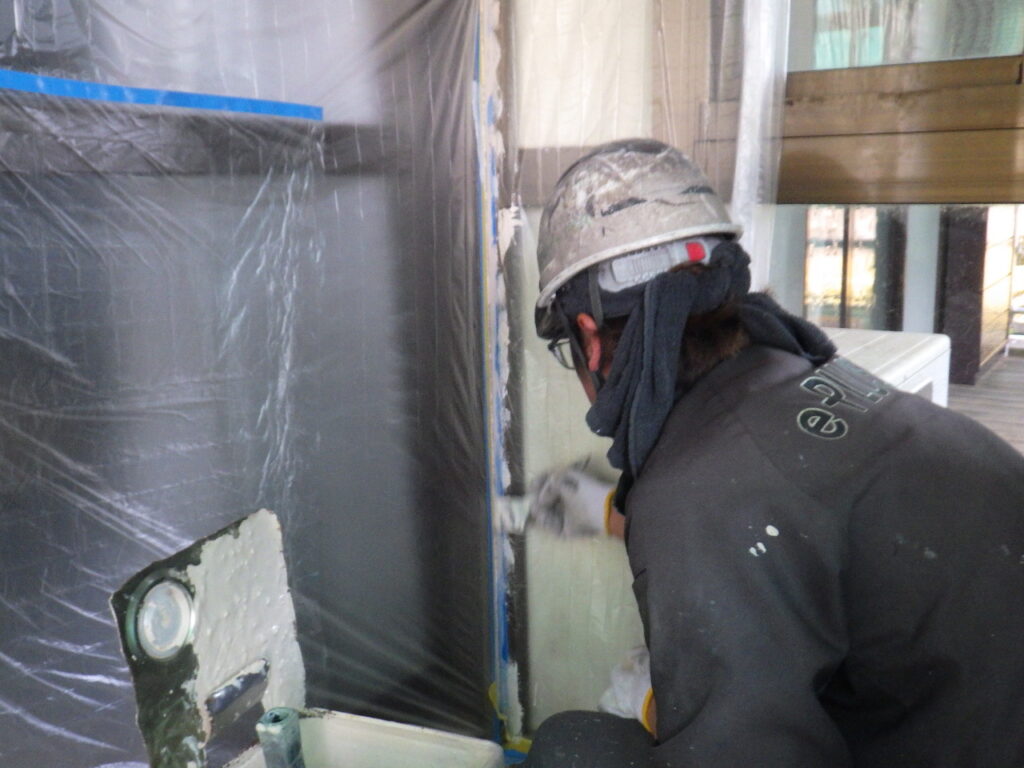 テラス内外壁の下塗り中です