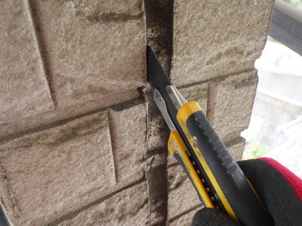 外壁目地の撤去中です