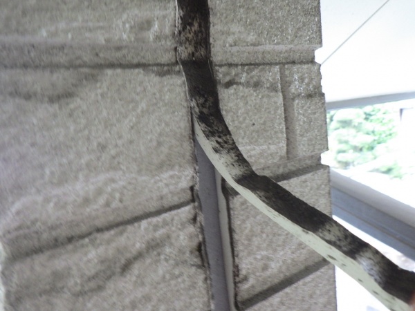 外壁目地の撤去中です