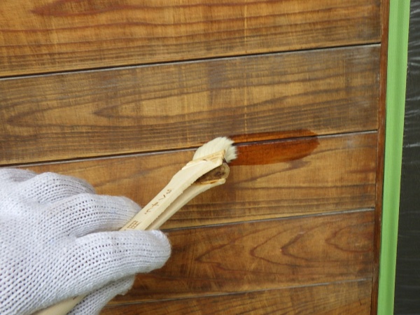 玄関ドアの下塗り中です