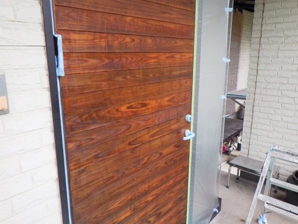 玄関ドアの下塗り終了です