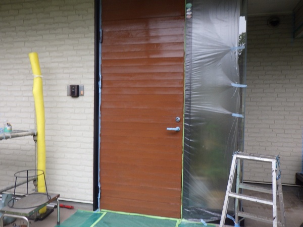 玄関ドアの中塗り終了です
