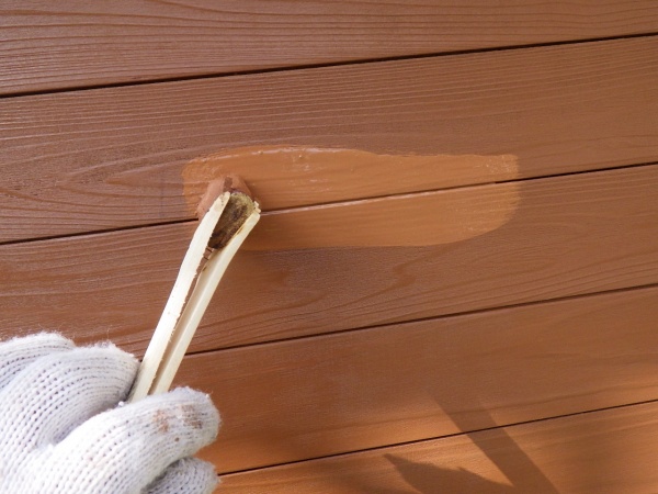 玄関ドアの上塗り中です