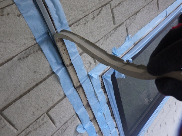 既存シーリングの撤去中です