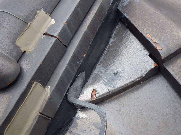 漆喰の仕上げ中です