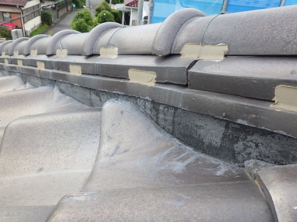 大屋根の漆喰詰め増しが終了しました