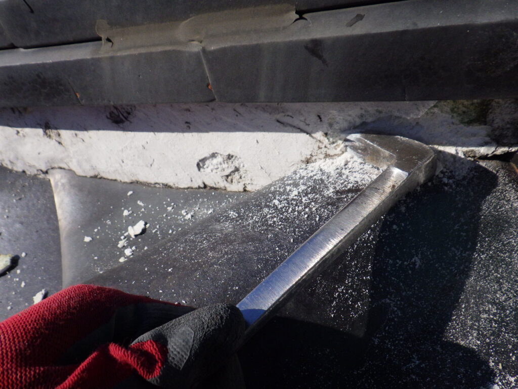 既存漆喰の撤去中です