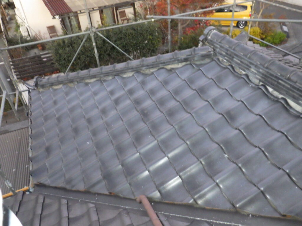 漆喰撤去後の下屋根の状態です