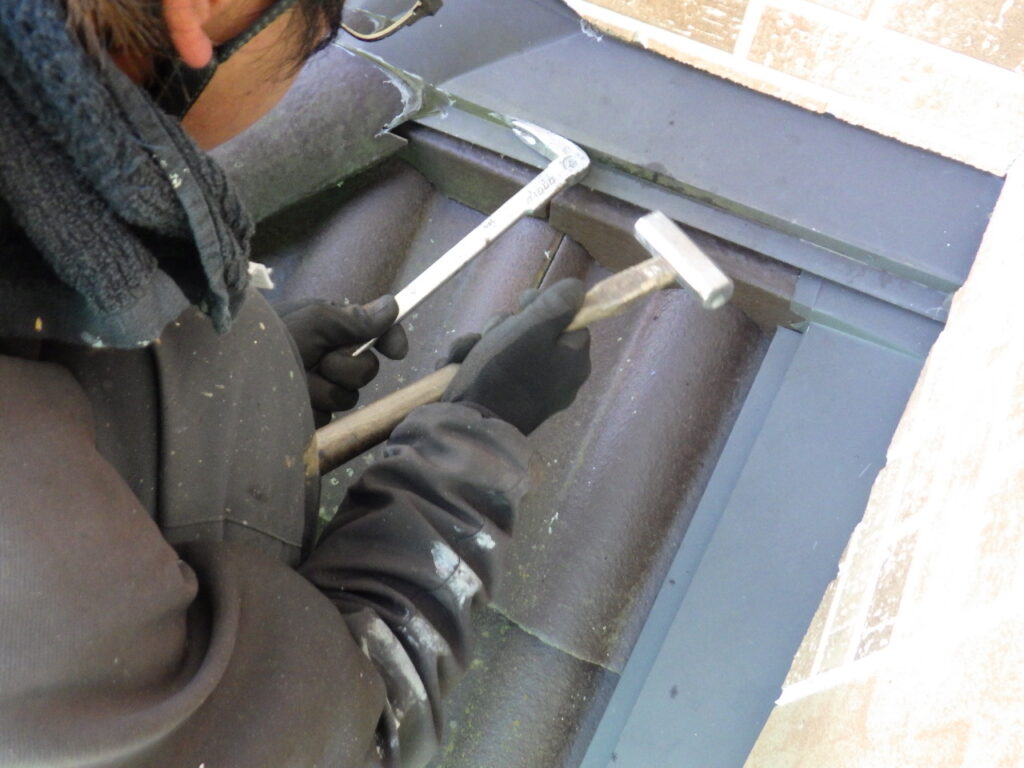 瓦の取り外し中です