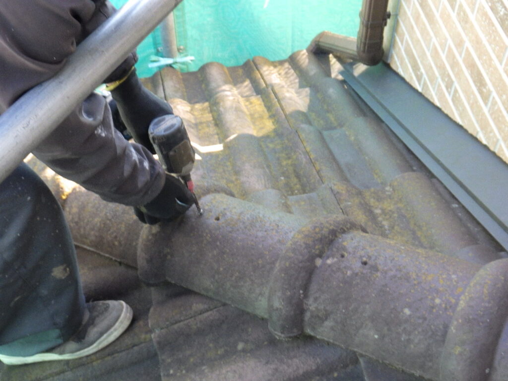 瓦の取り外し中です