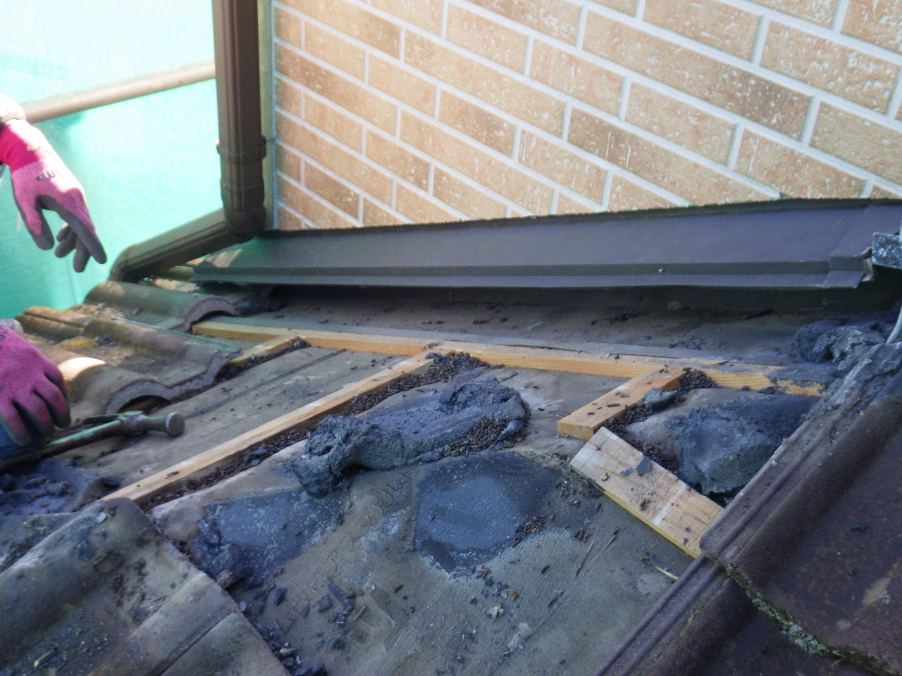 既存瓦の撤去と下地の確認