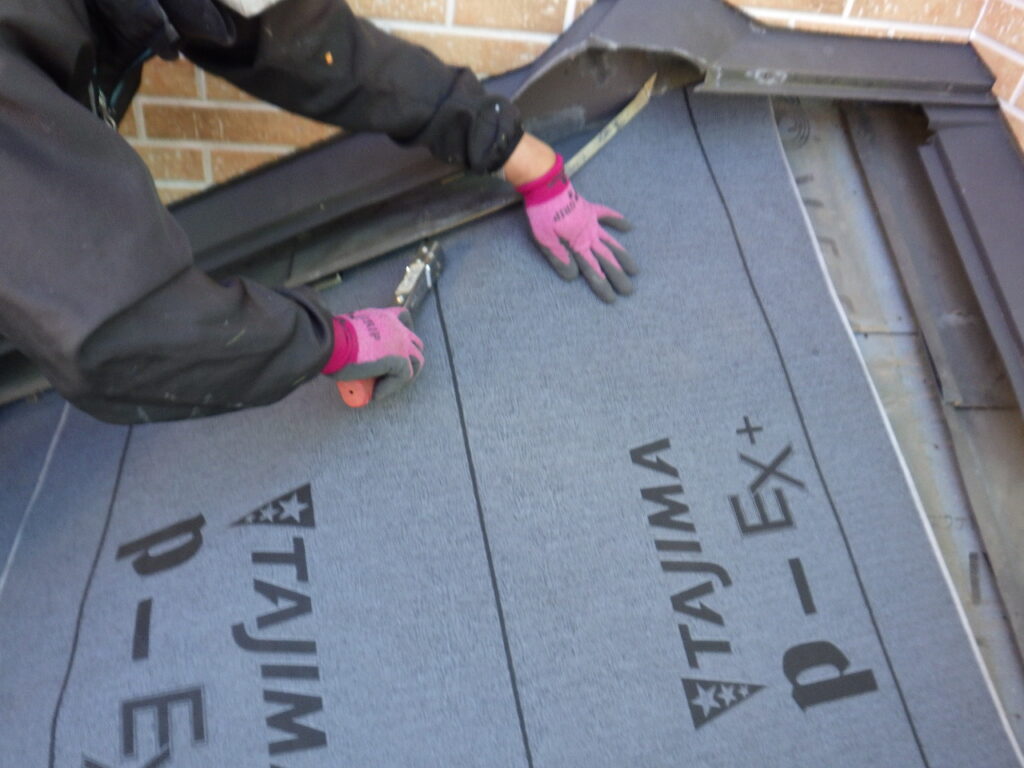 ルーフィング貼り付け中です