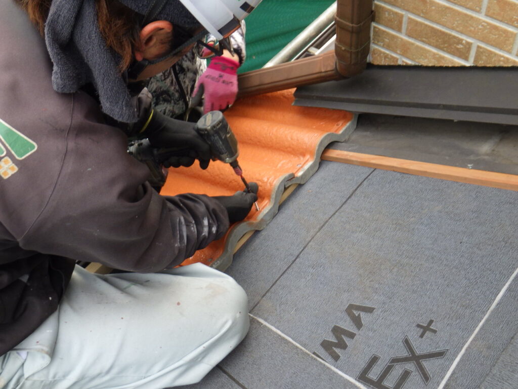 瓦の取り付け中です