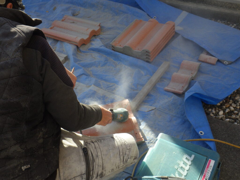 瓦の加工中です