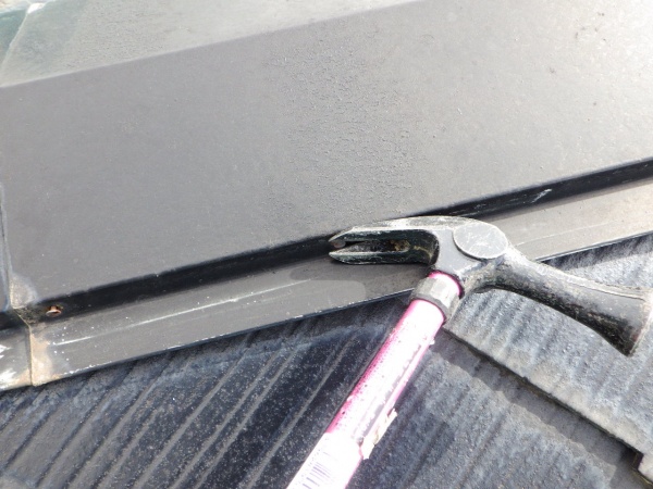 既存棟板金の撤去中です