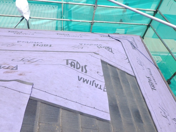 アスファルトルーフィングの貼り付け中です