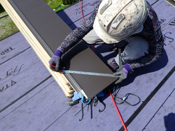 横暖ルーフの加工中です