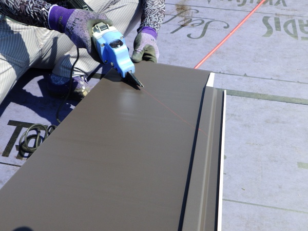 横暖ルーフの加工中です