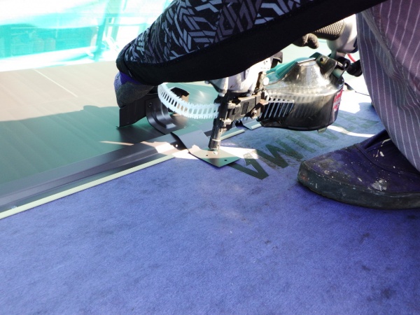 雪止めの取り付け中です