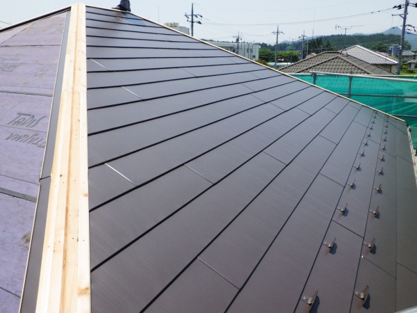 北面のルーフ貼り付けが終了しました