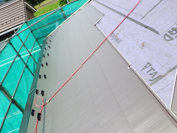 西面のルーフ貼り付けが終了しました