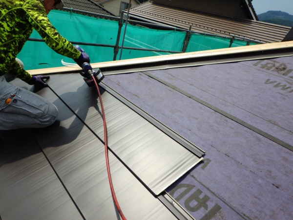 南面のルーフ貼り付け中です