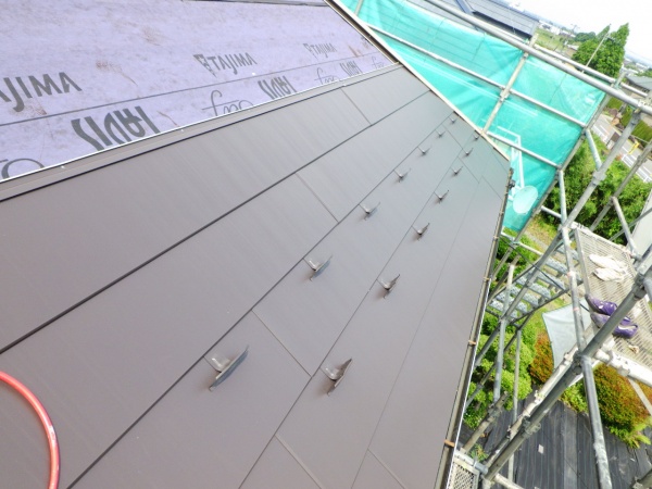 南面のルーフ貼り付け中です