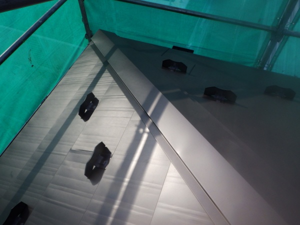 棟板金の取り付け中です