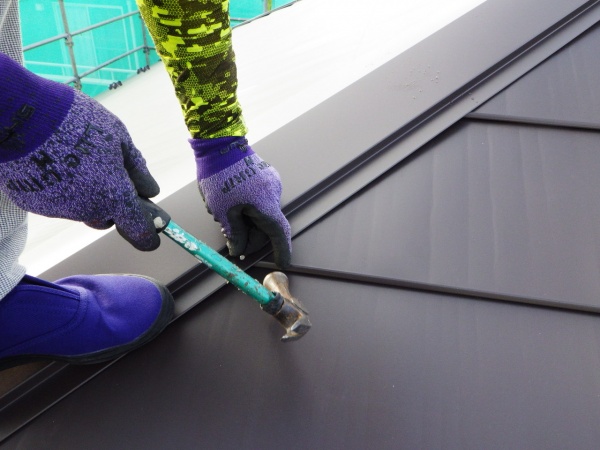 棟板金の取り付け中です