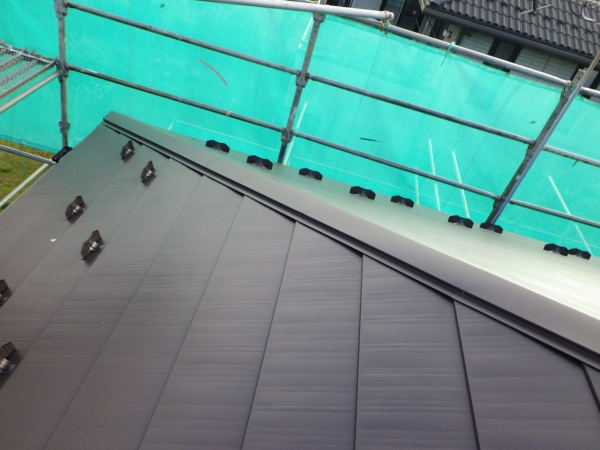 棟板金の取り付け中です