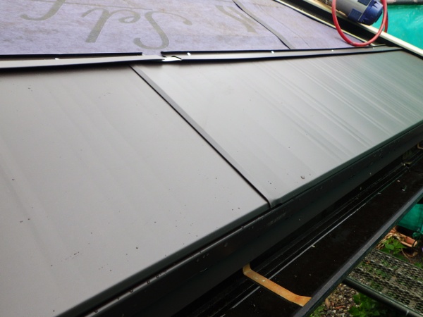 下屋根ルーフの貼り始まりです