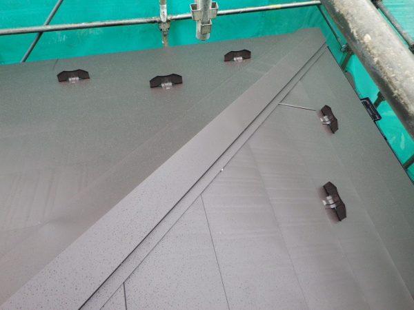 棟板金の取り付け終了です