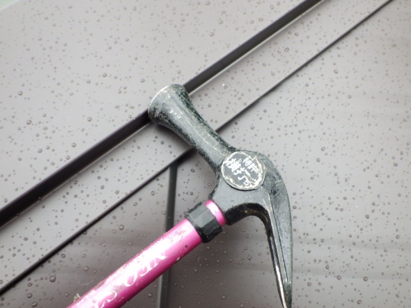 棟板金の取り付け中です