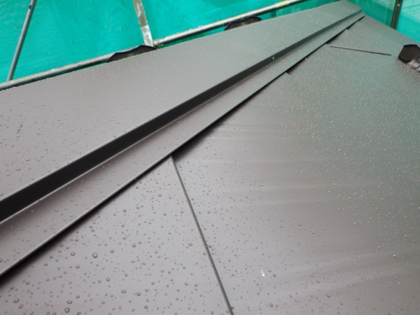 棟板金の取り付け終了です