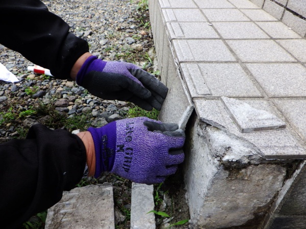玄関タイルの貼り戻し中です