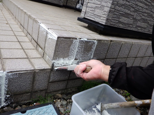 タイル目地の打設中です