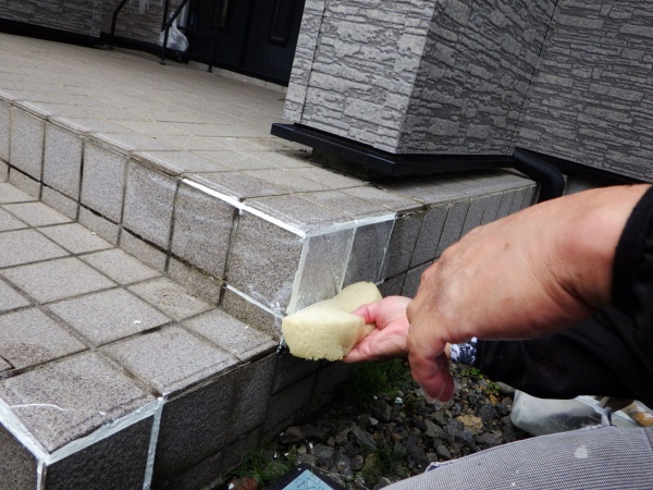 タイル目地の拭き取り中です