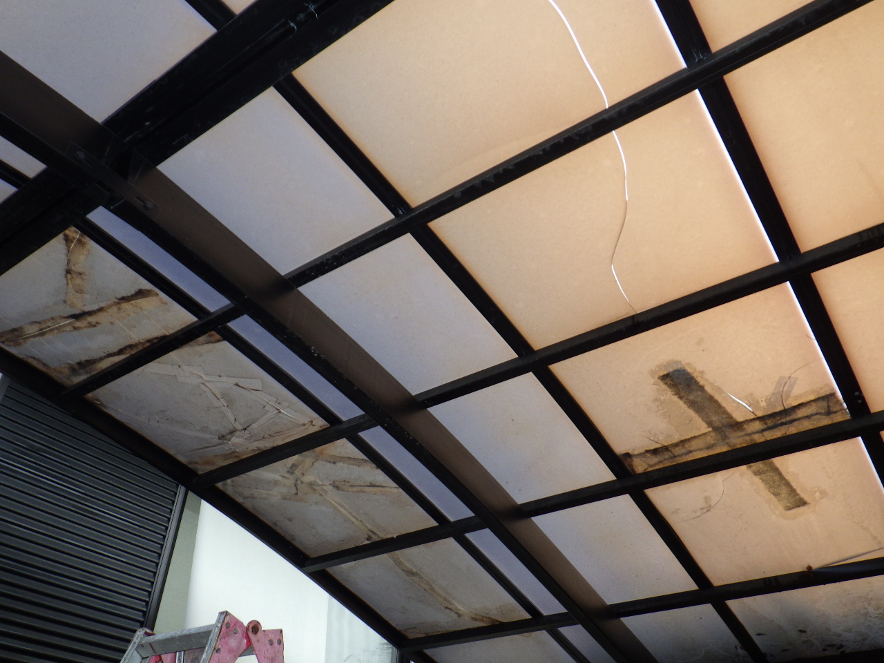 汚れや補修跡が目立つパネル