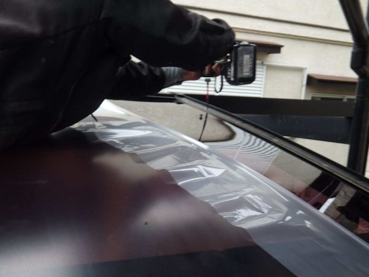 新しいパネルの固定作業