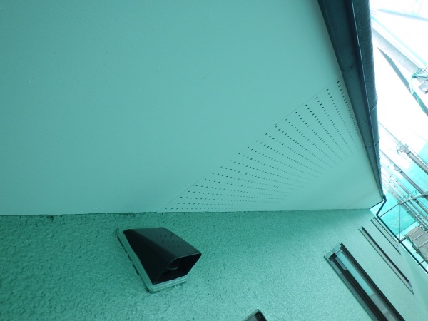 軒天塗装後の状態です