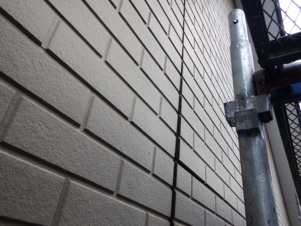 既存外壁目地の撤去終了です