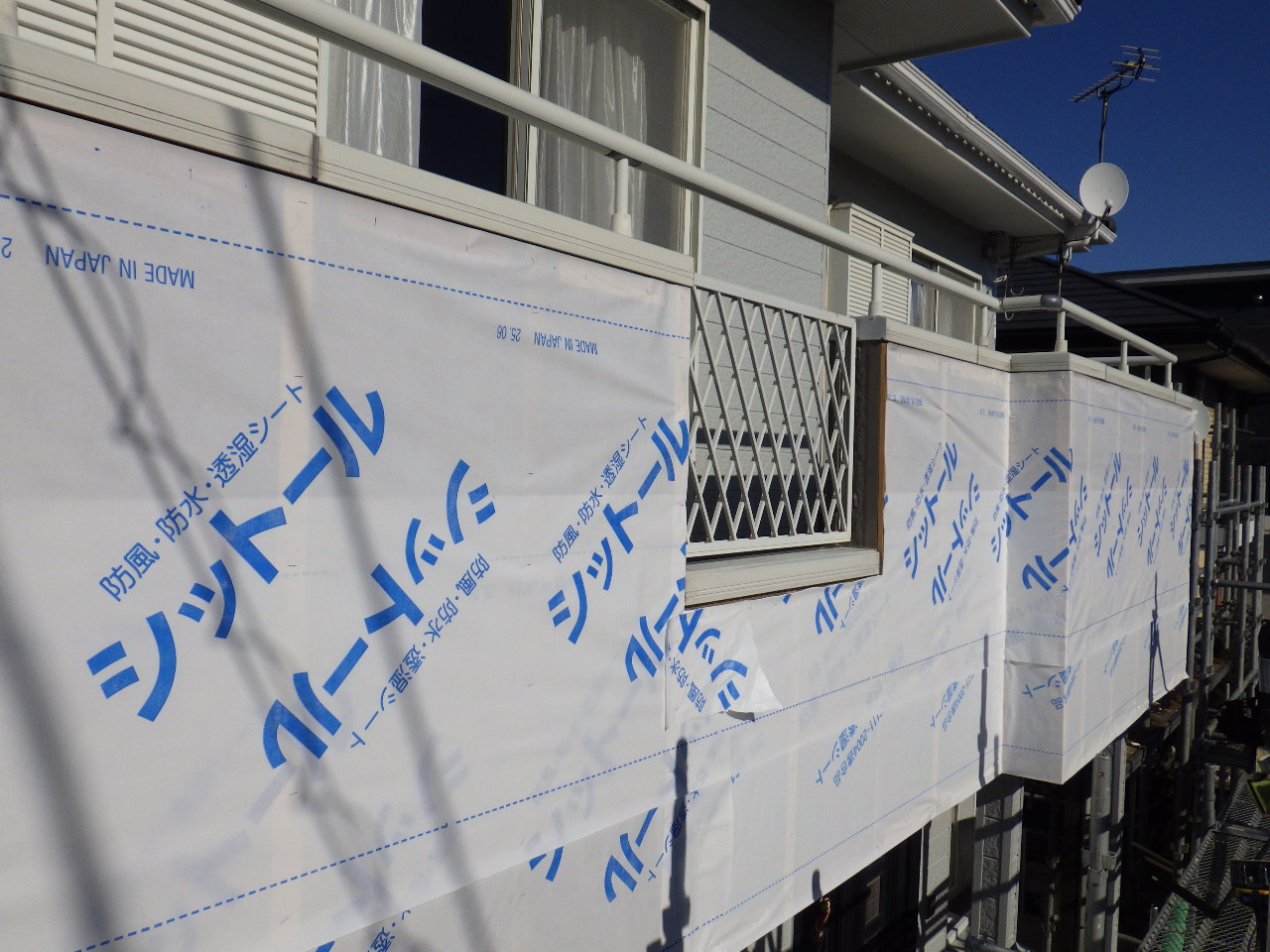 透湿シートの貼り付け中です