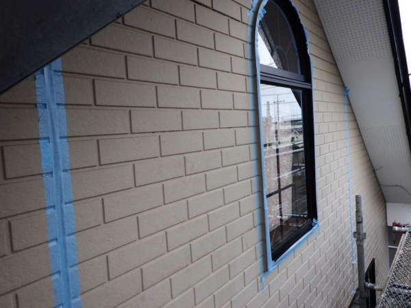 既存外壁目地のシーリング養生終了です