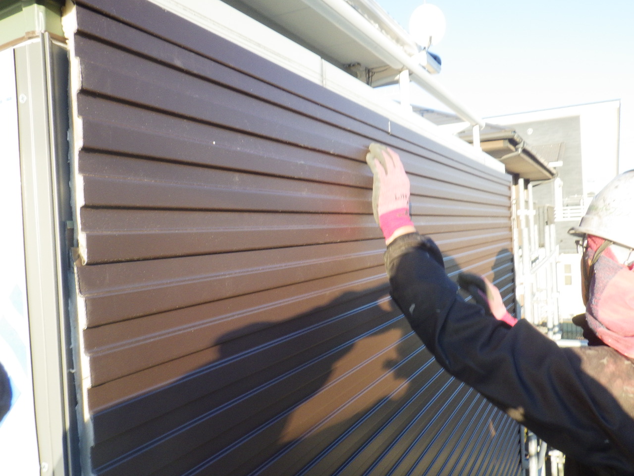 金属サイディングの貼り付け中です