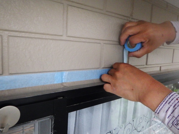 既存外壁目地のシーリング養生中です