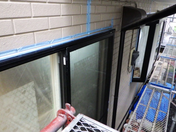 既存外壁目地のシーリング養生終了です