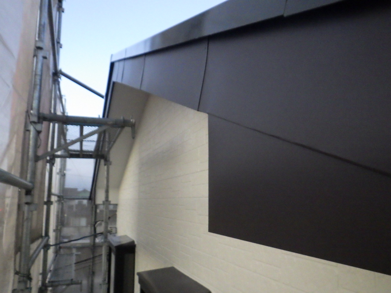 破風板金の取り付け終了です