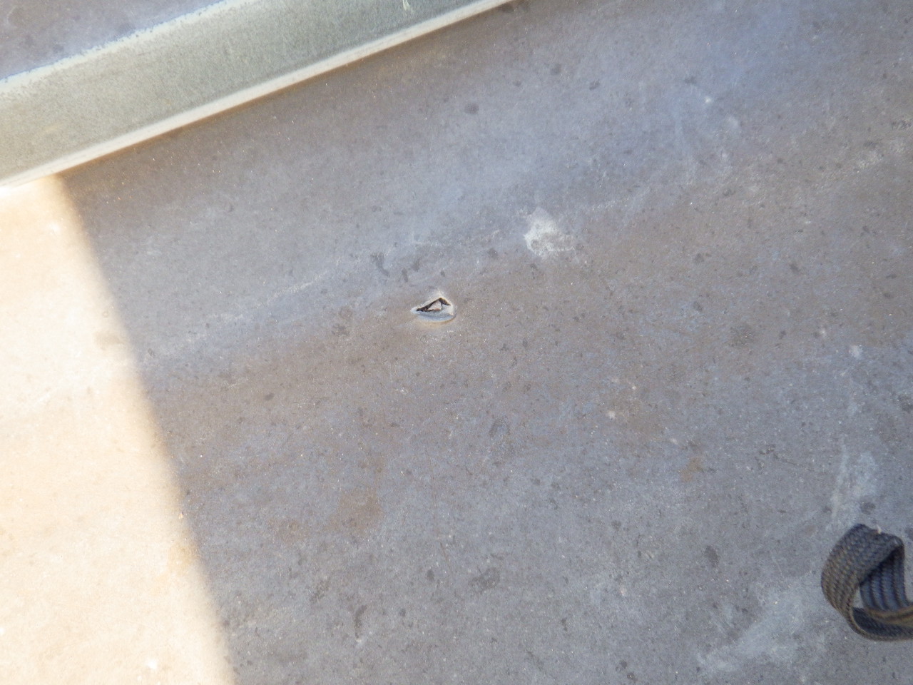 屋根表面に開いた小さな穴（1枚目）