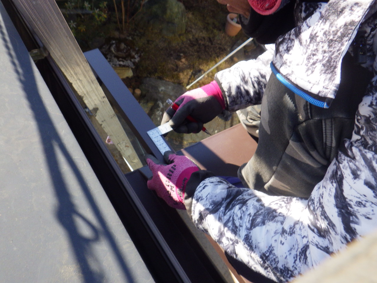 屋根端部の細かい調整作業